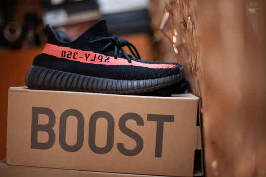 yeezy shoes box